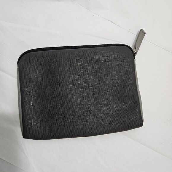 TUMI delta Toiletry bag Grey Vinyl with Metal Logo and Zipper Medium Pouch - Picture 3 of 6